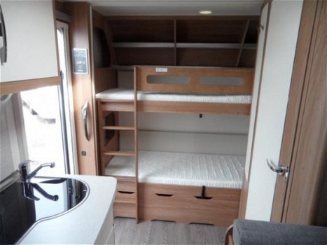 Hobby De Luxe 490 KMF Compacte 5 persoons caravan met vast bed en stapelbed. - 7