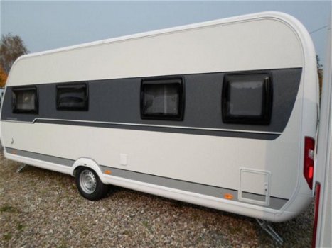 Hobby Excellent 560 WFU Zeer ruime caravan met rondzit, vast bed en douche. - 2