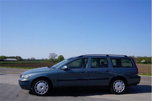 Volvo V70 - 2.4 Comfort Line TREKHAAK AIRCO - 1