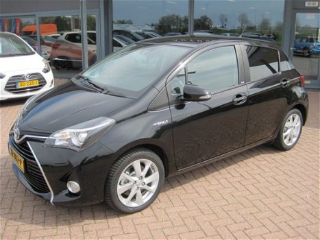 Toyota Yaris - 1.5 Hybrid Trend Bi-Tone AUTOMAAT*NAVIGATIE*AIRCO* ACHTERUITRIJCAMERA*STOELVERWARMING - 1