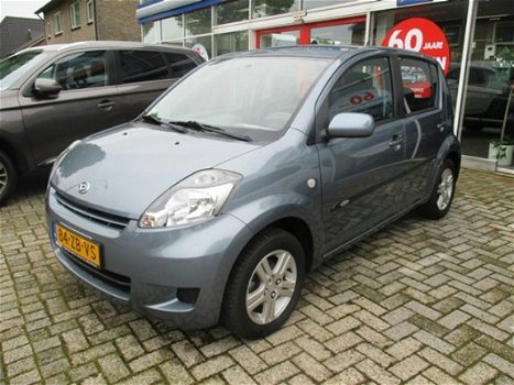 Daihatsu Sirion 2 - 1.3-16V Prestige AUTOMAAT 2e eigenaar dealer NL auto airco momo edition - 1