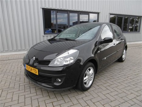 Renault Clio - 1.4-16V Dynamique Luxe 5 Deurs Airco Zwart - 1