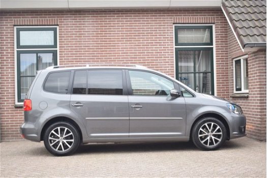 Volkswagen Touran - 1.6 TDI 105pk H6 Highline Leder Navigatie Ecc Pdc - 1