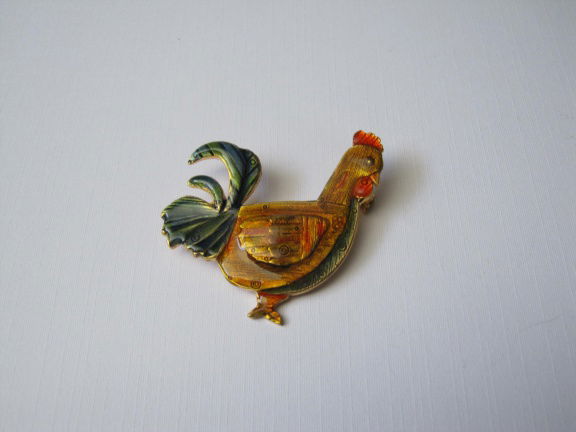 Broche Danecraft kip goudkleurig met emaille 4.7x4.1 cm - nr. 1