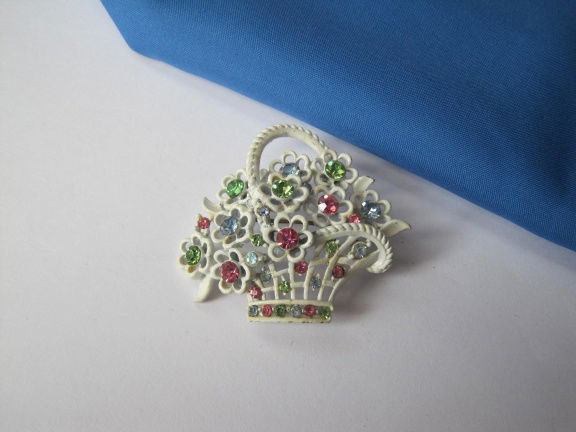 Broche wit emaille bloemenmandje met roze,blauw en groene rijnsteentjes 5.2x4.6 cm - nr. 1