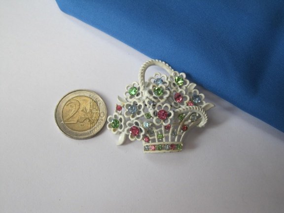 Broche wit emaille bloemenmandje met roze,blauw en groene rijnsteentjes 5.2x4.6 cm - Afbeelding 2