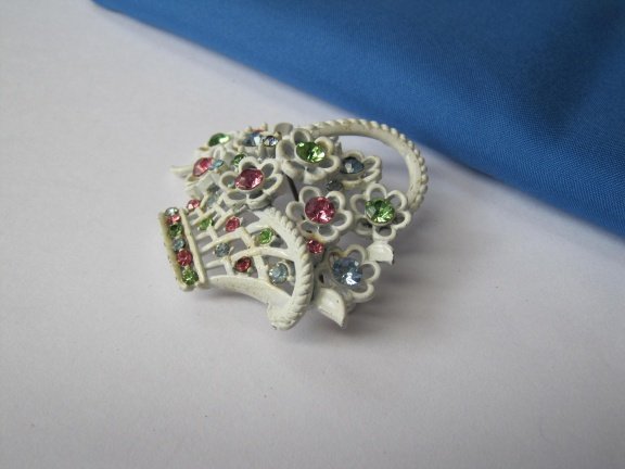 Broche wit emaille bloemenmandje met roze,blauw en groene rijnsteentjes 5.2x4.6 cm - Afbeelding 4