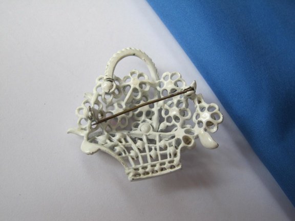 Broche wit emaille bloemenmandje met roze,blauw en groene rijnsteentjes 5.2x4.6 cm - Afbeelding 5