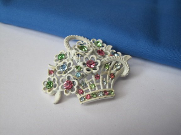 Broche wit emaille bloemenmandje met roze,blauw en groene rijnsteentjes 5.2x4.6 cm - Afbeelding 6
