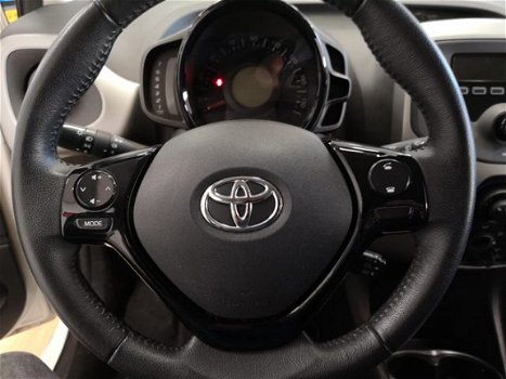 Toyota Aygo - 1.0, CRUISE, BLUETOOTH, LEDER MULTIFUNCTIONEEL STUUR etc - 1