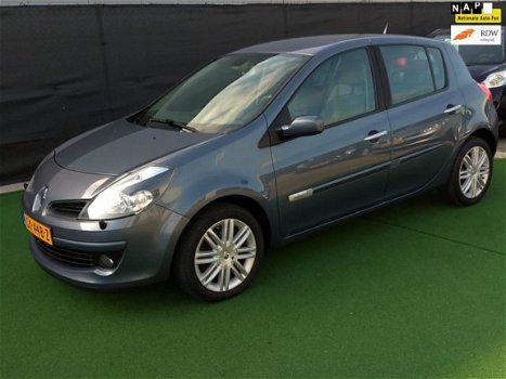 Renault Clio - 1.6-16V Initiale AUTOMAAT LEER AIRCO - 1