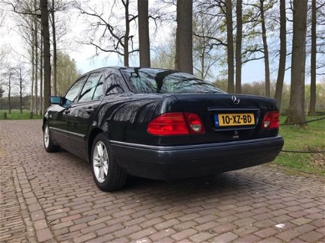 Mercedes-Benz E-klasse - 200 Classic Elegance - 1