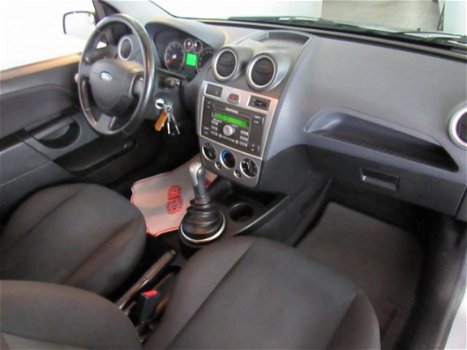 Ford Fiesta - 1.4-16V Crossroad //APK//NAP//Airco//Elec.Ramen//CV+AB// - 1