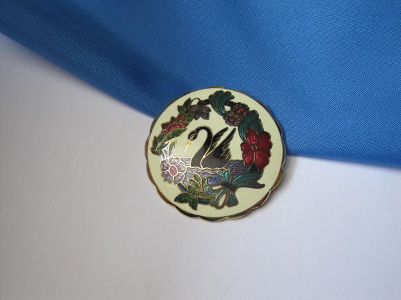 Broche Fish goudkleurig cloisonné emaille zwarte zwaan in de bloemetjes 3.9 cm - nr. 1