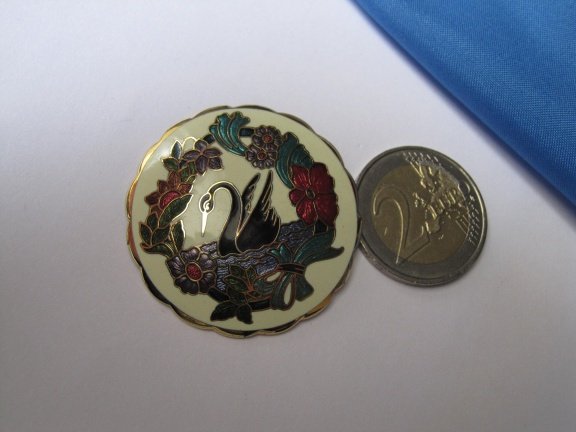 Broche Fish goudkleurig cloisonné emaille zwarte zwaan in de bloemetjes 3.9 cm - Afbeelding 2