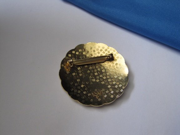 Broche Fish goudkleurig cloisonné emaille zwarte zwaan in de bloemetjes 3.9 cm - Afbeelding 3