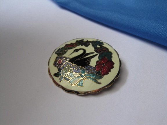 Broche Fish goudkleurig cloisonné emaille zwarte zwaan in de bloemetjes 3.9 cm - Afbeelding 4