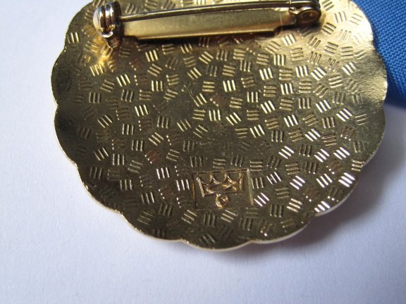 Broche Fish goudkleurig cloisonné emaille zwarte zwaan in de bloemetjes 3.9 cm - Afbeelding 5