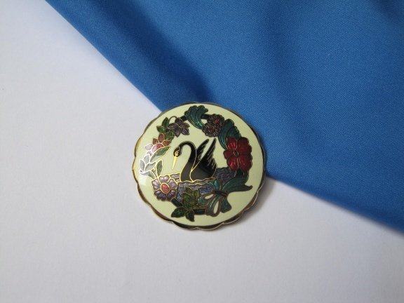 Broche Fish goudkleurig cloisonné emaille zwarte zwaan in de bloemetjes 3.9 cm - Afbeelding 6