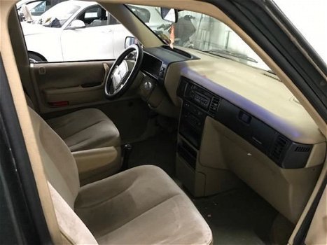 Chrysler Voyager - 2.5i SX invalide uitvoering inclusief nieuwe apk - 1