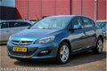 Opel Astra - 1.6 CDTi Business + 5-DEURS, Comfort pakket, Parkeer pakket, Bluetooth - 1 - Thumbnail