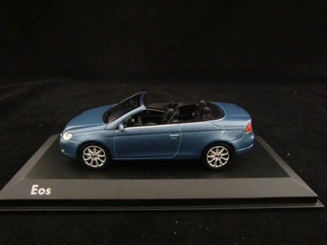 1:43 Norev Volkswagen Eos Cabriolet blauw 1F0 099 300 K5X VW dealer ed. - 2