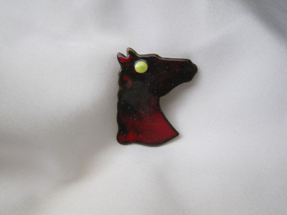Broche donker rood vuur emaille paardenhoofd 3.4x2.7 cm - nr. 1
