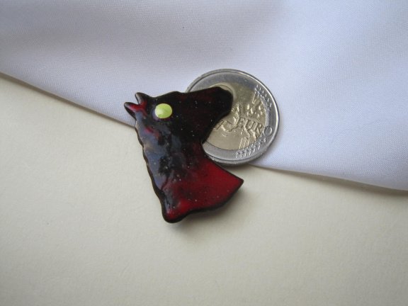 Broche donker rood vuur emaille paardenhoofd 3.4x2.7 cm - Afbeelding 2