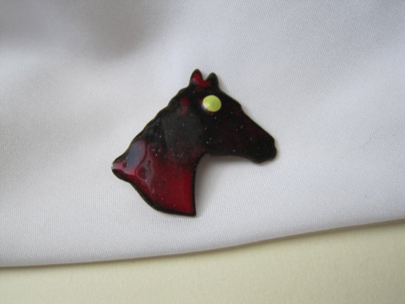 Broche donker rood vuur emaille paardenhoofd 3.4x2.7 cm - Afbeelding 4