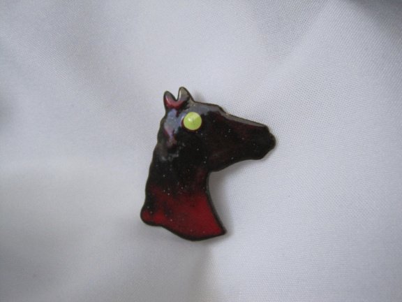 Broche donker rood vuur emaille paardenhoofd 3.4x2.7 cm - Afbeelding 5