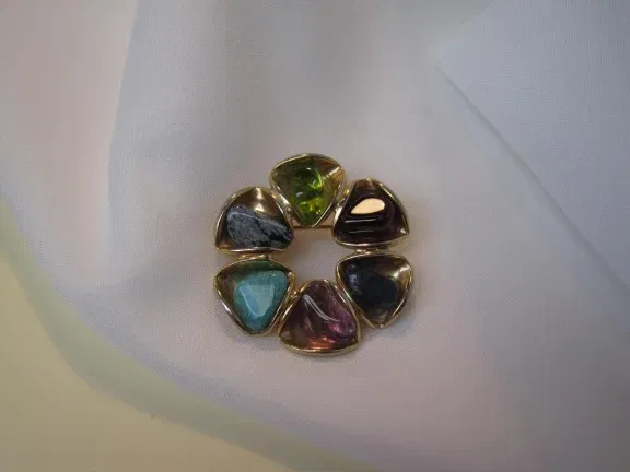 Broche goudkleurig driehoekjes model met 6 art glas stenen 3.0 cm - nr. 1