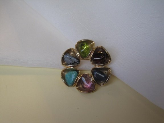 Broche goudkleurig driehoekjes model met 6 art glas stenen 3.0 cm - Afbeelding 4