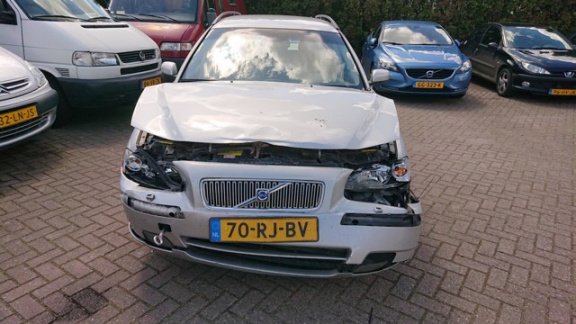 Volvo V70 - 2.4 D5 Summum geen garantie - 1