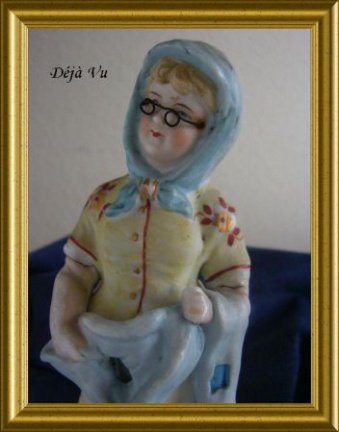 Oud biscuit porseleinen beeldje : vrouw met bril // bisque porcelain figurine : woman with glasses - nr. 1