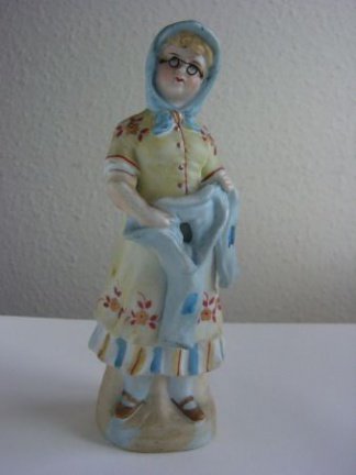 Oud biscuit porseleinen beeldje : vrouw met bril // bisque porcelain figurine : woman with glasses - Afbeelding 2