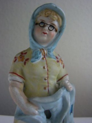 Oud biscuit porseleinen beeldje : vrouw met bril // bisque porcelain figurine : woman with glasses - Afbeelding 5