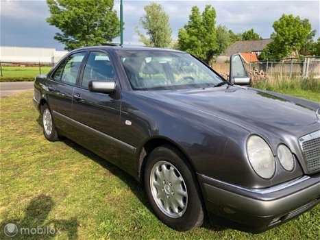 Mercedes-Benz E-klasse - 200 Elegance. In Nieuwstaat Youngtimer - 1