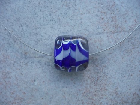 Handgemaakte hanger van glas blauw met wit aan spang. - 4