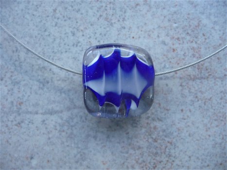 Handgemaakte hanger van glas blauw met wit aan spang. - 5