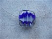 Handgemaakte hanger van glas blauw met wit aan spang. - 5 - Thumbnail