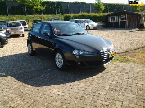 Alfa Romeo 147 - 1.6 T.Spark Veloce Distinctive Zeer lux, s , met leerbekleding kl. rood - 1