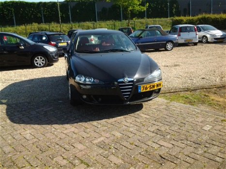 Alfa Romeo 147 - 1.6 T.Spark Veloce Distinctive Zeer lux, s , met leerbekleding kl. rood - 1