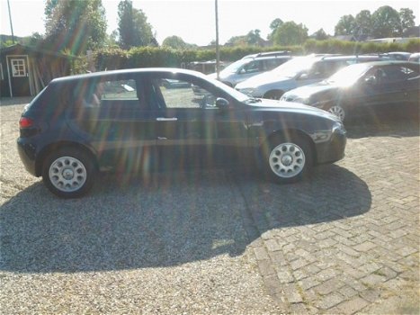 Alfa Romeo 147 - 1.6 T.Spark Veloce Distinctive Zeer lux, s , met leerbekleding kl. rood - 1