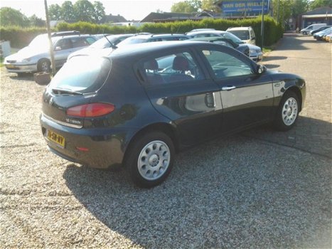 Alfa Romeo 147 - 1.6 T.Spark Veloce Distinctive Zeer lux, s , met leerbekleding kl. rood - 1