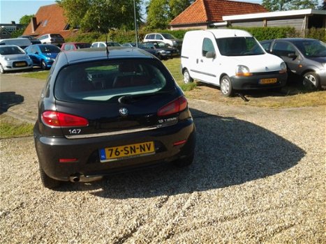 Alfa Romeo 147 - 1.6 T.Spark Veloce Distinctive Zeer lux, s , met leerbekleding kl. rood - 1