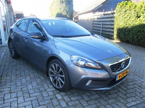 Volvo V40 Cross Country - 1.6 D2 Momentum 1e eigenaar dealer NL auto navi trekhaak LED - 1