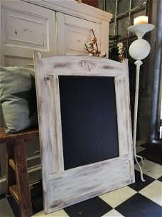 Fraai krijtbord met witte houten lijst.