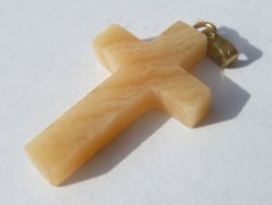 Hanger kruisje van Oranje Calciet