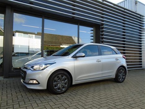 Hyundai i20 - 1.2 HP i-20 Fresh edition dec 2017 lm sportwielen, Micheling banden, sierlijst set spo - 1