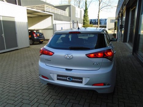 Hyundai i20 - 1.2 HP i-20 Fresh edition dec 2017 lm sportwielen, Micheling banden, sierlijst set spo - 1